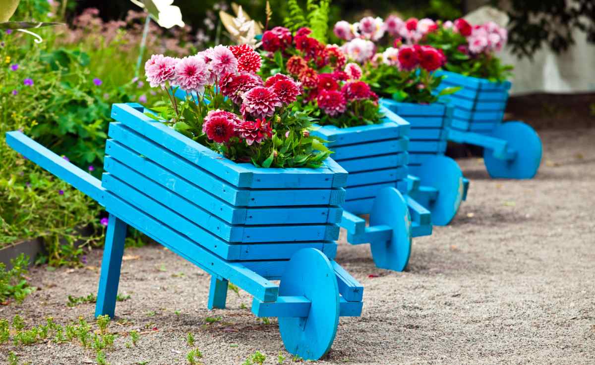 DIY Wheelbarrow Planter Ideas – Wheelbarrow Yard Planters