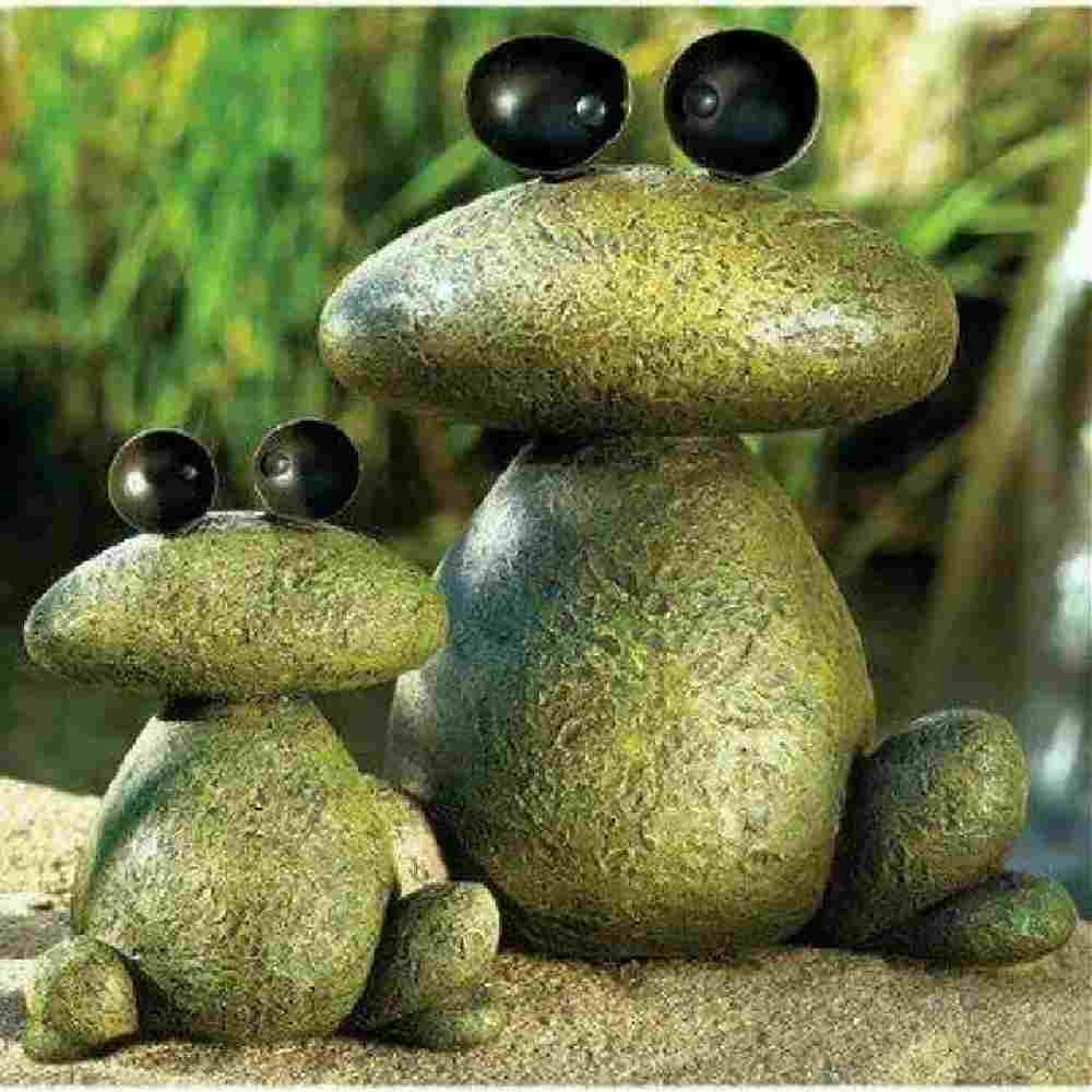 Frog Garden Decor: Green stones made into a frog.