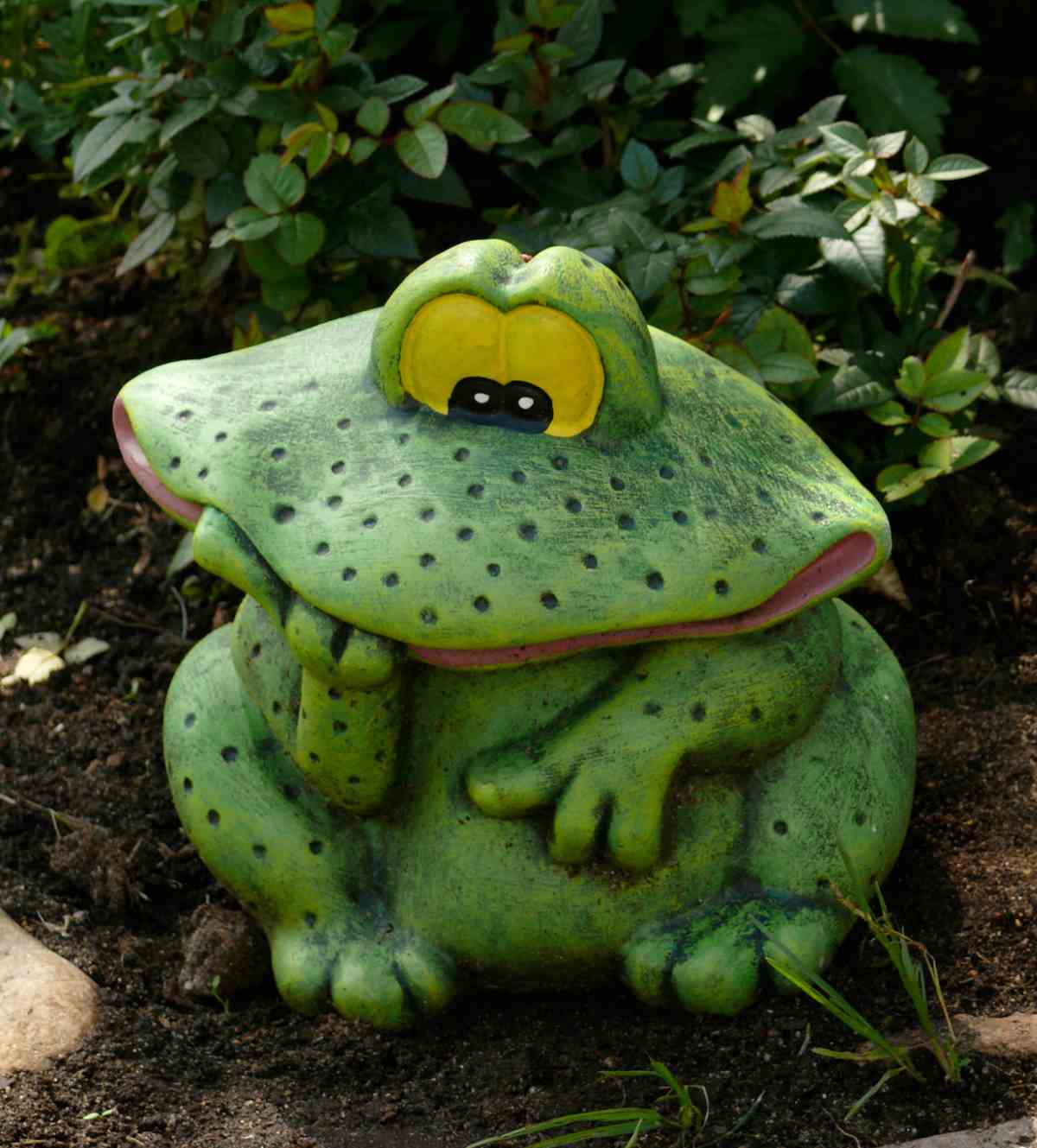 Frog Garden Decor: Green frog garden statue with a perplexed look.