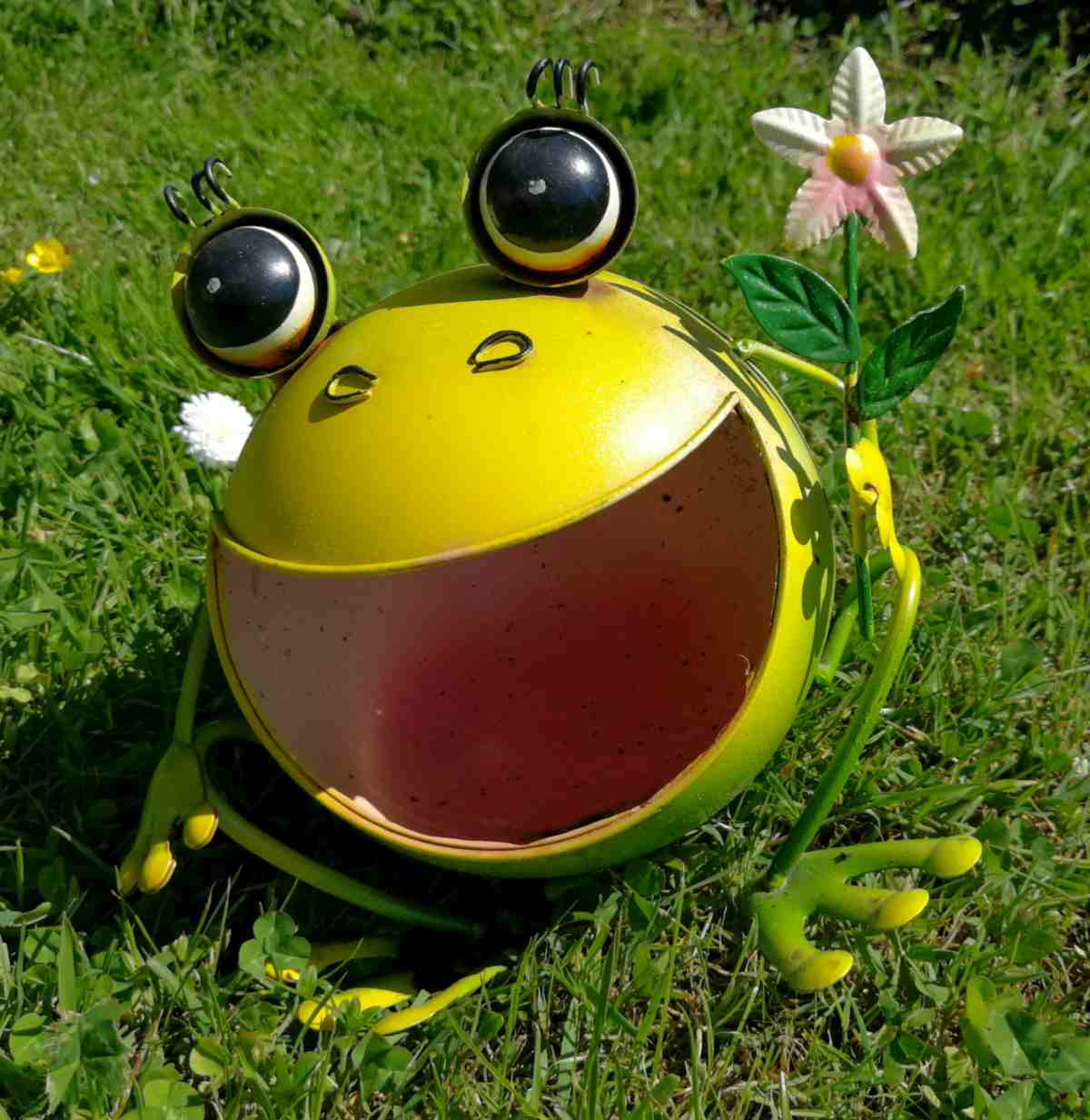 Frog Garden Decor: Frog metal yard art with open mouth.