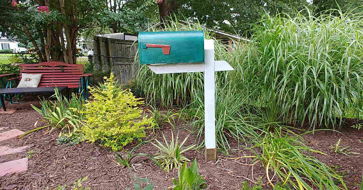 Yard Software program Storage Thought – Mailbox DIY